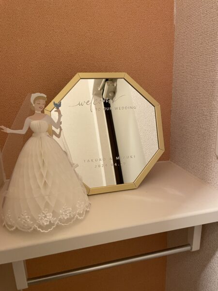 ウェルカムスペースに飾るウェルカムミラー。結婚式を終えても記念として玄関に飾っていただけます。